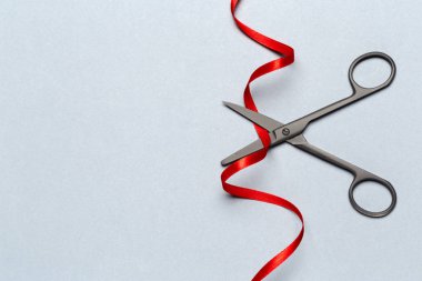 Büyük Açılış, gri arkaplanda makas ve kırmızı kurdele ile gösterilmiştir.