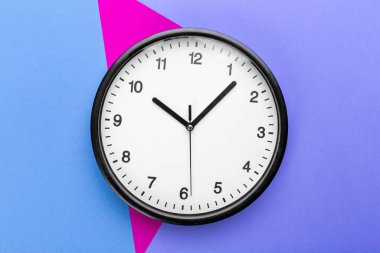 Renkli arka planda duvar saati. Yaratıcı Fotoğraf