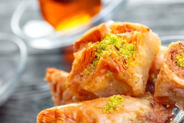 Traditionelle Baklava auf dem Holztisch. kreatives Foto — Stockfoto