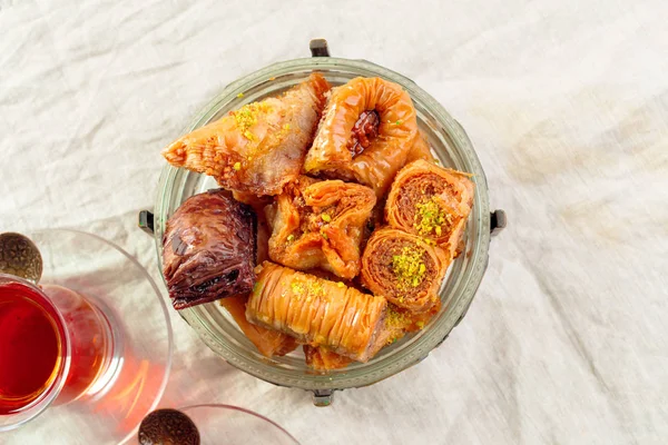 Baklava tradicional na mesa de madeira. foto criativa — Fotografia de Stock