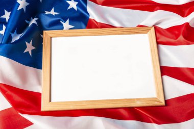 Amerikan bayrağının arka planında boş bir çerçeve. Yaratıcı Fotoğraf