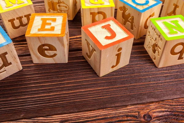 Alphabet bloc de bois posé sur le sol en bois. Photo créative — Photo