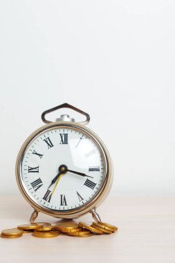 Vakit nakittir, madeni paralı masa saati. yaratıcı fotoğraf.