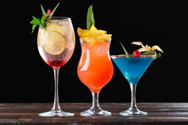 Alkolik ve alkolsüz kokteyller ahşap masada.
