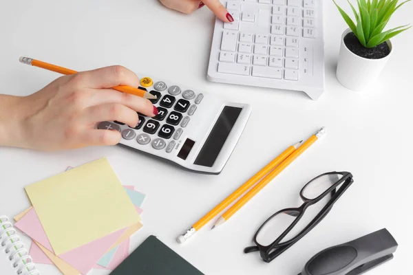 Zakelijke vrouw werkt met financiële gegevens hand met behulp van rekenmachine — Stockfoto