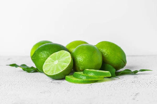 Fresh limes with leaves. close up. creative photo. — Stockfoto