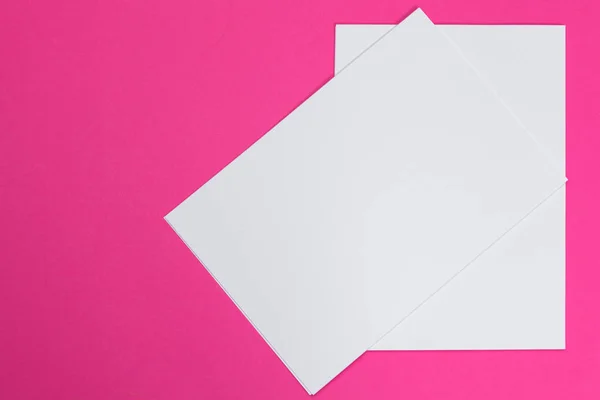 Mock-up-Konzept. Karten Papiere auf rosa Hintergrund. Draufsicht, flache Lage, Kopierraum — Stockfoto