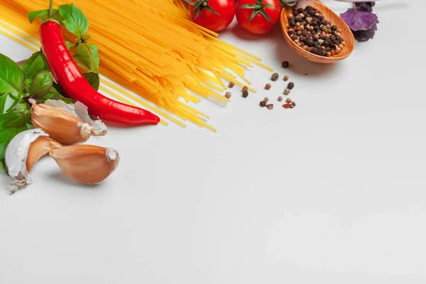 Makaron spaghetti ze składnikami do gotowania makaronu na białym tle, widok z góry. — Zdjęcie stockowe
