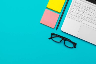 Ofis kırtasiye ve malzeme seti, üst görünüm.