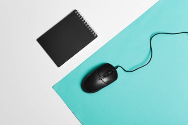 Turkuaz kağıt zemin üzerinde bilgisayar faresi