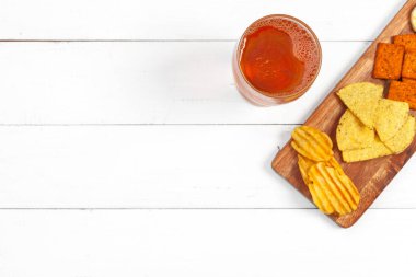 Bira ve atıştırmalıklar ahşap masada..