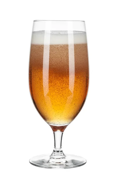 Szklanka piwa na białym tle. kreatywne zdjęcie. — Zdjęcie stockowe