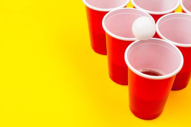 Bira tenisi kupaları masanın üzerinde. Yaratıcı fotoğraf.