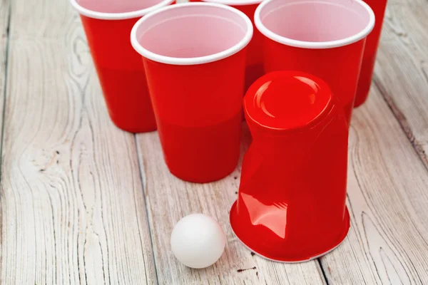 Copos para jogo Beer Pong na mesa. foto criativa . — Fotografia de Stock