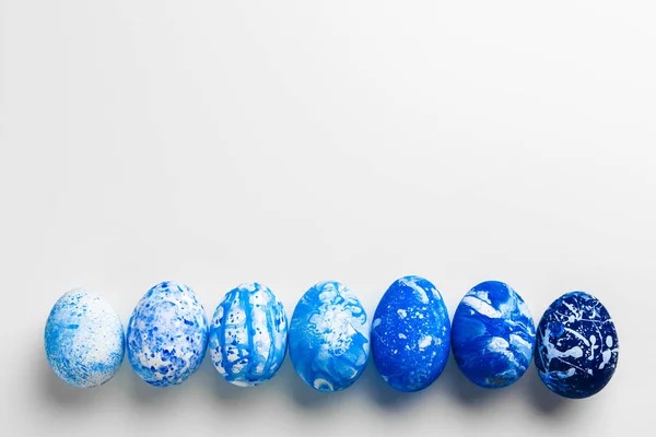 Oeufs de Pâques bleus isolés sur blanc. photo créative . — Photo