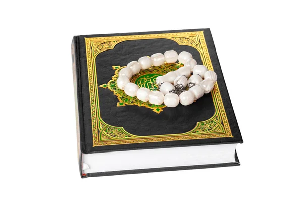 Islámská kniha Svatý Korán a korálky na pozadí — Stock fotografie