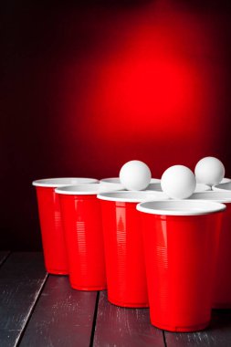 Bira tenisi kupaları masanın üzerinde. Yaratıcı fotoğraf.