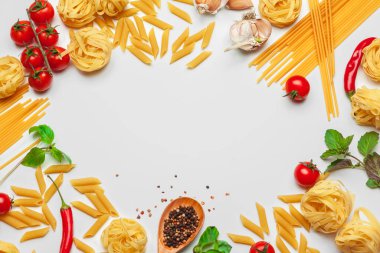 Beyaz arka planda makarna pişirmek için malzemeli makarna..