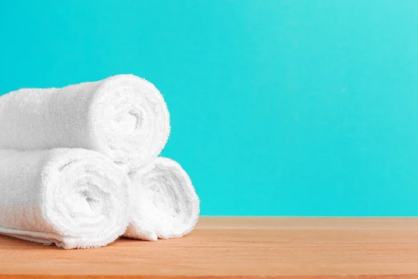 Limpie las toallas suaves sobre el fondo de color. foto creativa . — Foto de Stock