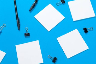 Model konsepti. Kağıtlar mavi arkaplanda. Üst görünüm, düz görünüm, kopyalama alanı