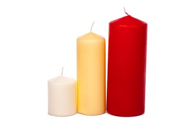 Beyaz arkaplanda izole edilmiş farklı boyut ve renkte mumlar