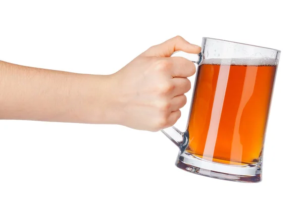 Mão com copo de cerveja completo isolado no fundo branco — Fotografia de Stock