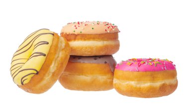 Beyaz arka planda izole edilmiş lezzetli renkli çörekler.