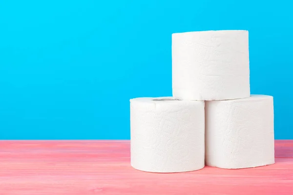 Pila de papel higiénico sobre fondo azul brillante — Foto de Stock