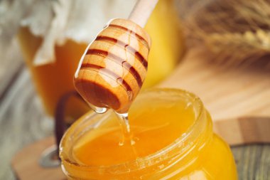 Bal geçmişi. Ahşap arka planda cam kavanozda tatlı bal.