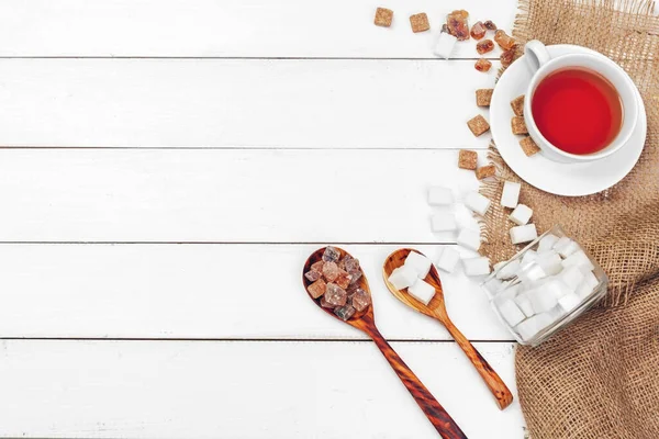 설탕이 담긴 따끈 한 차 한 잔을 식탁에 놓으라. 창의적 인 사진. — 스톡 사진