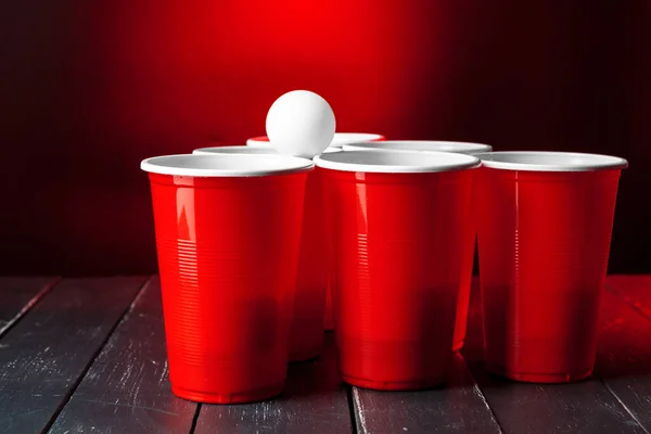 Tazas para el juego Pong de cerveza en la mesa — Foto de Stock