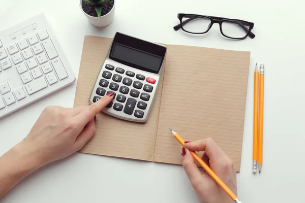 Pénzügyi adatokkal dolgozó üzletasszony számológéppel — Stock Fotó