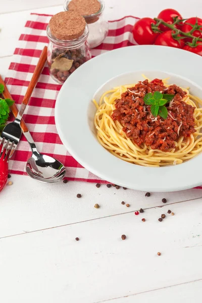 テーブルの上に肉、トマトソース、野菜のパスタ — ストック写真