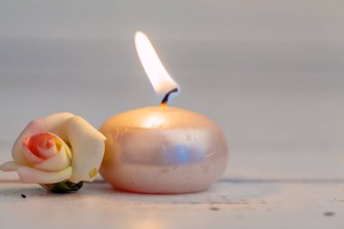 Ahşap masada mum yakmak. yaratıcı fotoğraf.