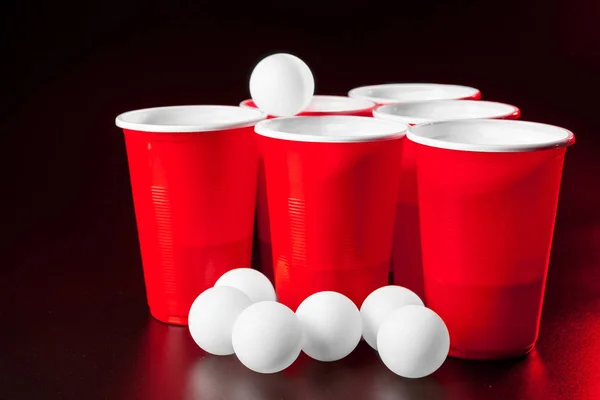 Copas para el juego Pong de cerveza en la mesa. foto creativa . — Foto de Stock