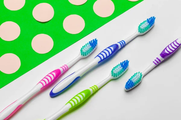 Зубная щетка на зеленом фоне, концепция стоматологической помощи — стоковое фото