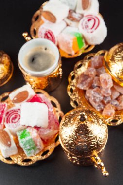 Geleneksel Türk kahvesi ve Türk lokumu. Yaratıcı Fotoğraf.