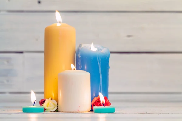 Maison allumant des bougies sur une table en bois. photo créative . — Photo
