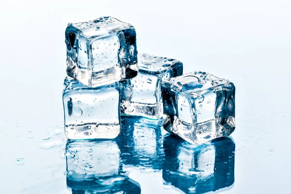 Eiswürfel auf weißem Hintergrund. Kreatives Foto. — Stockfoto