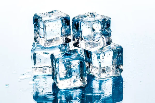 Кубики льоду на білому тлі. креативна фотографія . — стокове фото