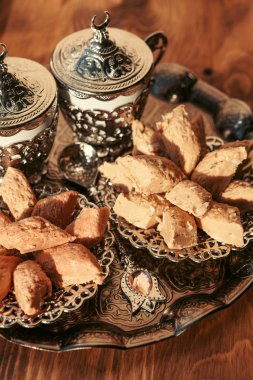 Tahta masada kahve ile Türk tatlıları