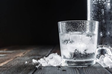 Kırsal ahşap arka planda shot bardaklarında votka
