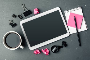 Dijital tablet bilgisayar ve bir fincan kahve..