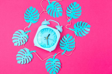 Çalar saatli tropik yapraklar. yaratıcı fotoğraf.