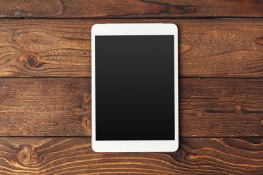 Tahta masadaki dijital tablet. Yaratıcı fotoğraf.