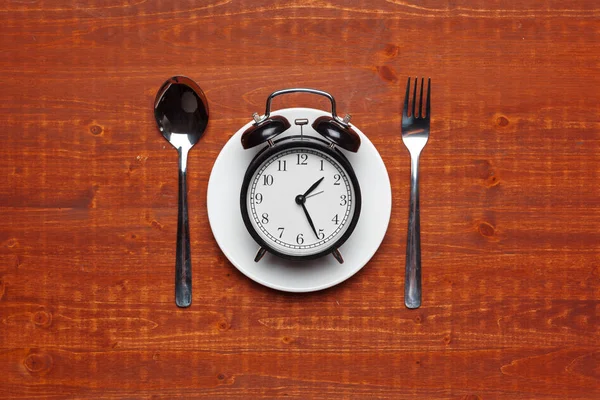 Összetétel ébresztőórával, tányérral és szerszámokkal — Stock Fotó
