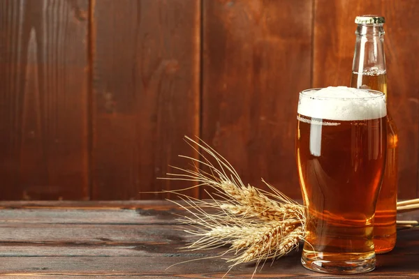 Cerveja de vidro no fundo de madeira. foto criativa . — Fotografia de Stock