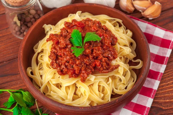 Pasta met vlees, tomatensaus en groenten op tafel — Stockfoto