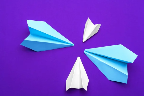 Avión de papel blanco sobre fondo púrpura — Foto de Stock