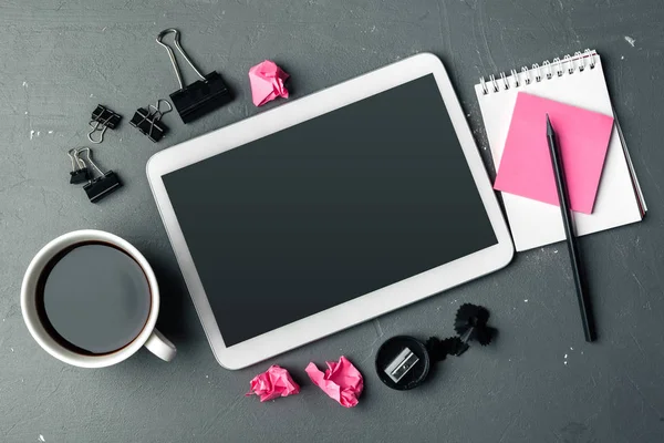 Dijital tablet bilgisayar ve bir fincan kahve..